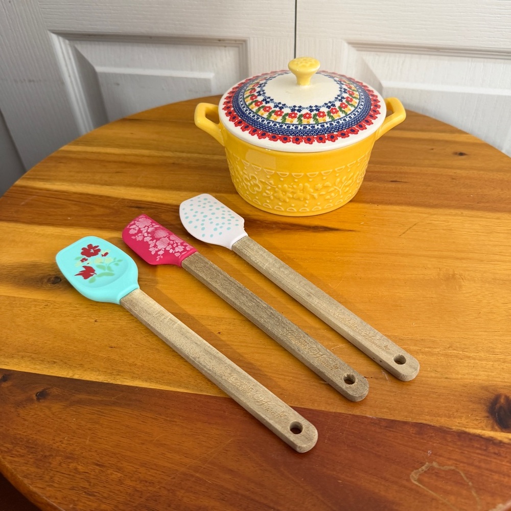 Pioneer Woman mini casserole and 3 rubber spatulas